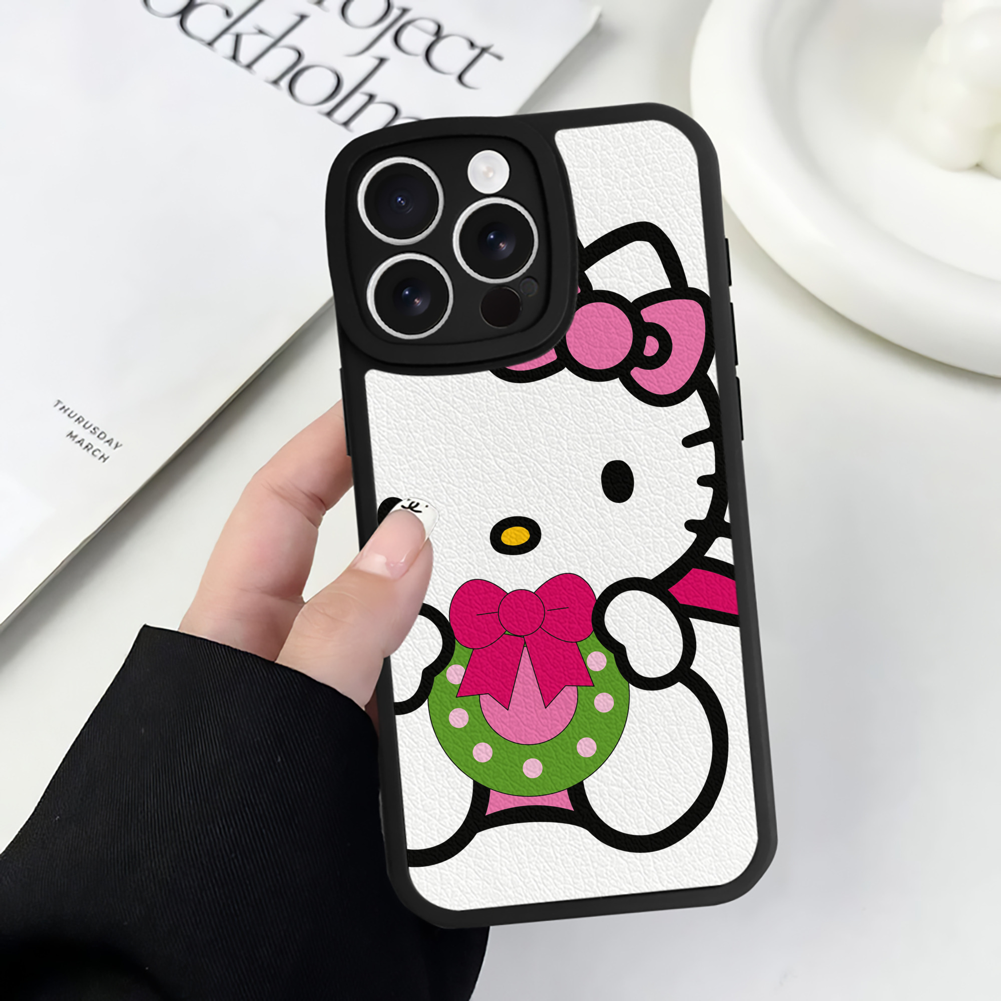 （画像用） Hello Kitty ハローキティ 【iPhone 16シリーズ対応】シリコンスマホケース（レザー調） 材質：シリコン